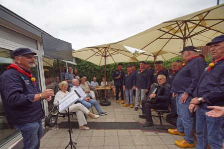 Knollenkoor feliciteerde Bert Hilhorst