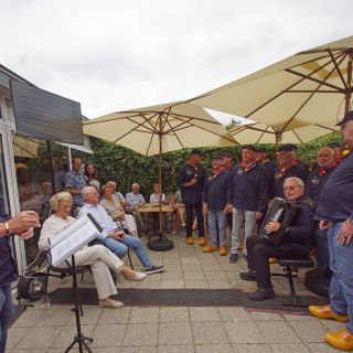 Knollenkoor feliciteerde Bert Hilhorst