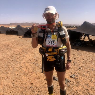 Bart Eigenhuis opnieuw over de finish van de Marathon des Sables