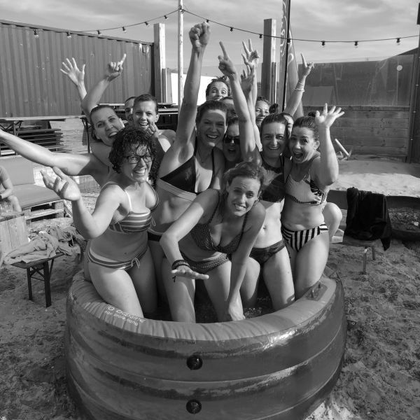 Vrijgezellendag in een ijsbad aan zee!