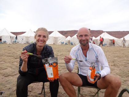 Soester-stel volbrengt loodzware meerdaagse ultra hardloopwedstrijd in Utah USA en nemen prijzen mee naar huis.