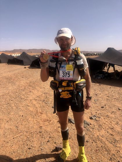 Bart Eigenhuis opnieuw over de finish van de Marathon des Sables
