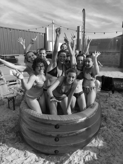 Vrijgezellendag in een ijsbad aan zee!