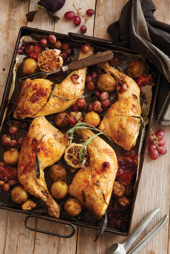 Regeren Gewend aan Herhaal Geroosterde kippenbouten uit de oven met gepofte knoflook, salie, druiven  en pruimen