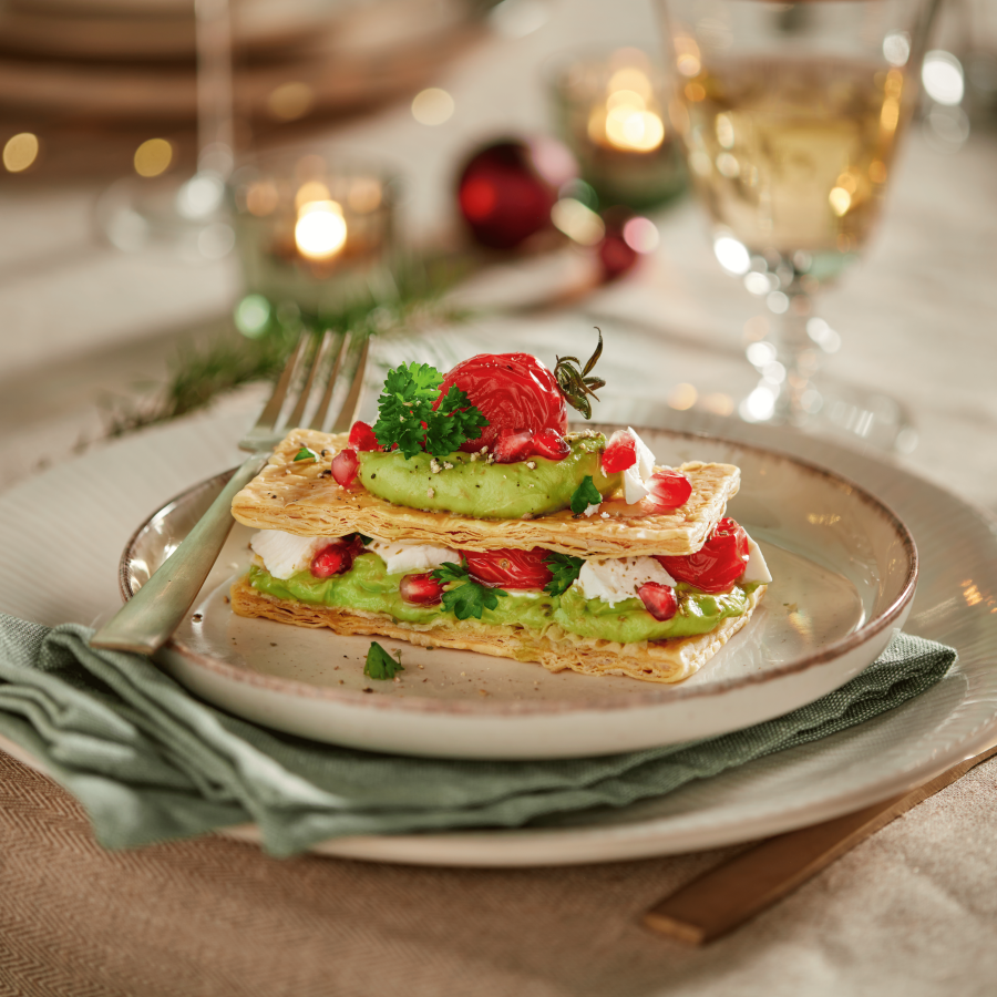 Vegatompouce met avocadocrème, witte kaas en gepofte cherrytomaat