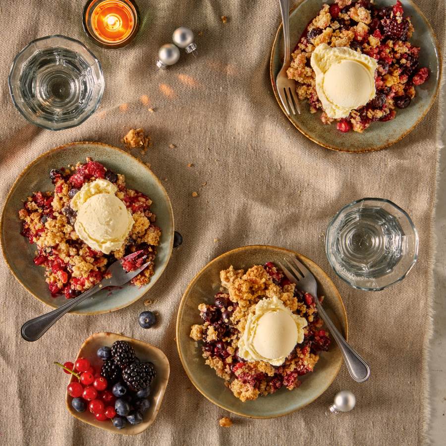 Fruitcrumble met een bolletje ijs