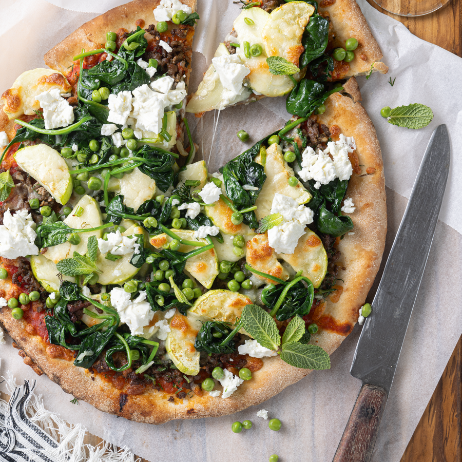 Pizza met gehakt, spinazie, munt en doperwten