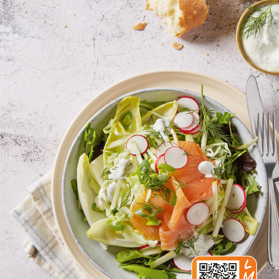 Salade met witlof, spitskool, appel, radijs en gerookte zalm