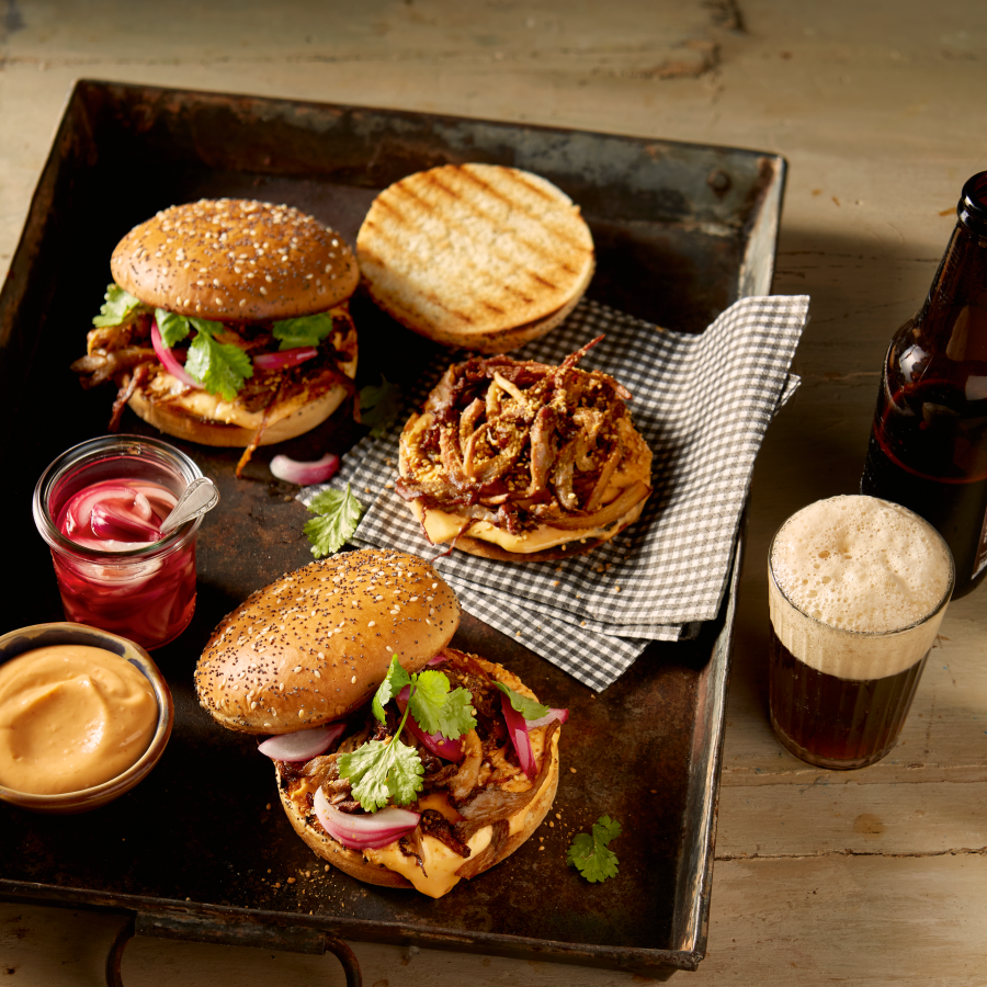 Pulled-mushroom­broodjes met rode ui, sesam en koriander