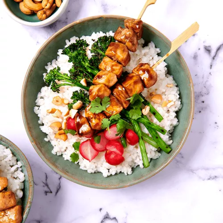 Teriyaki poké bowl met kip, gegrilde bimi en cashewnoten