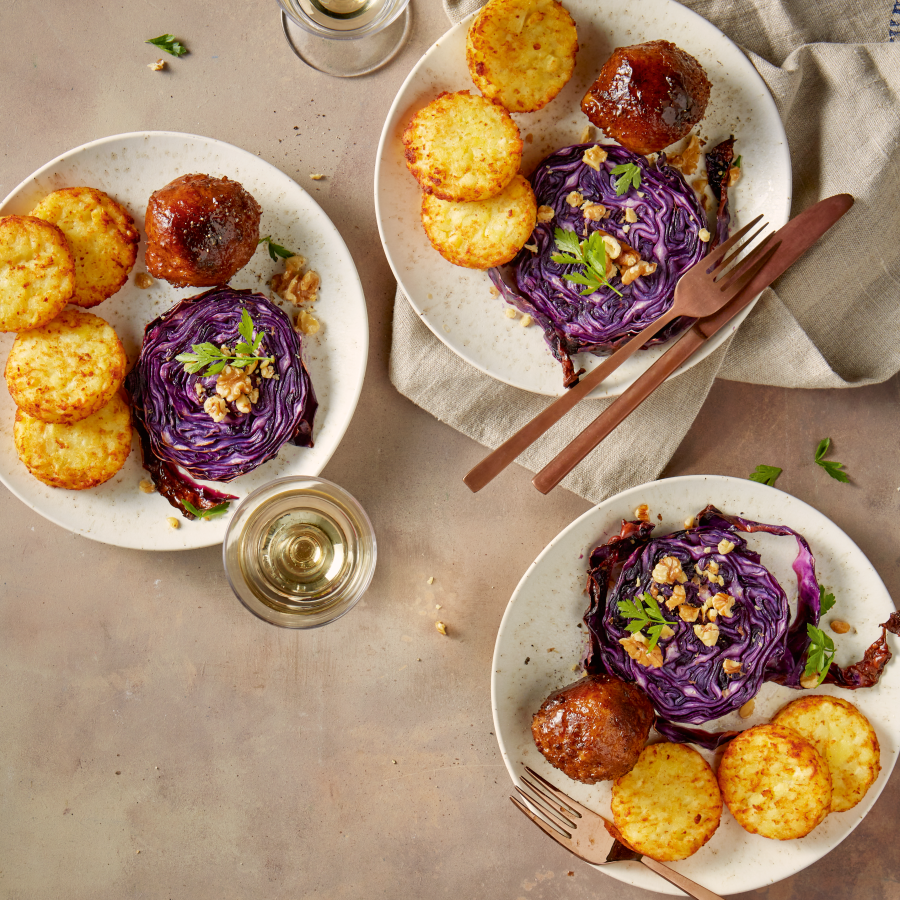 Rodekoolsteaks met gehaktballen en aardappels