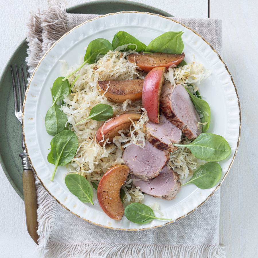 Frisse zuurkool salade met spinazie, gebakken appel en varkenshaas