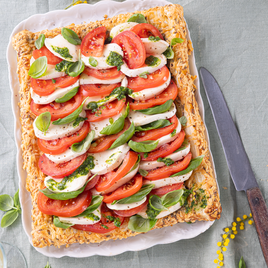 Bladerdeeg taart caprese met mozzarella, tomaat en basilicum