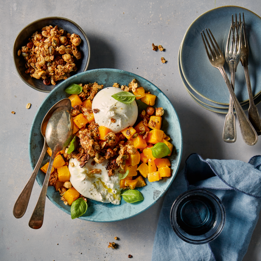 Mozzarella met hartige granola en geroosterde pompoenblokjes