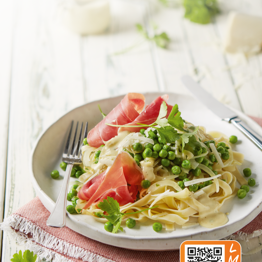 Tagliatelle met roomsaus, velderwtjes en rauwe ham