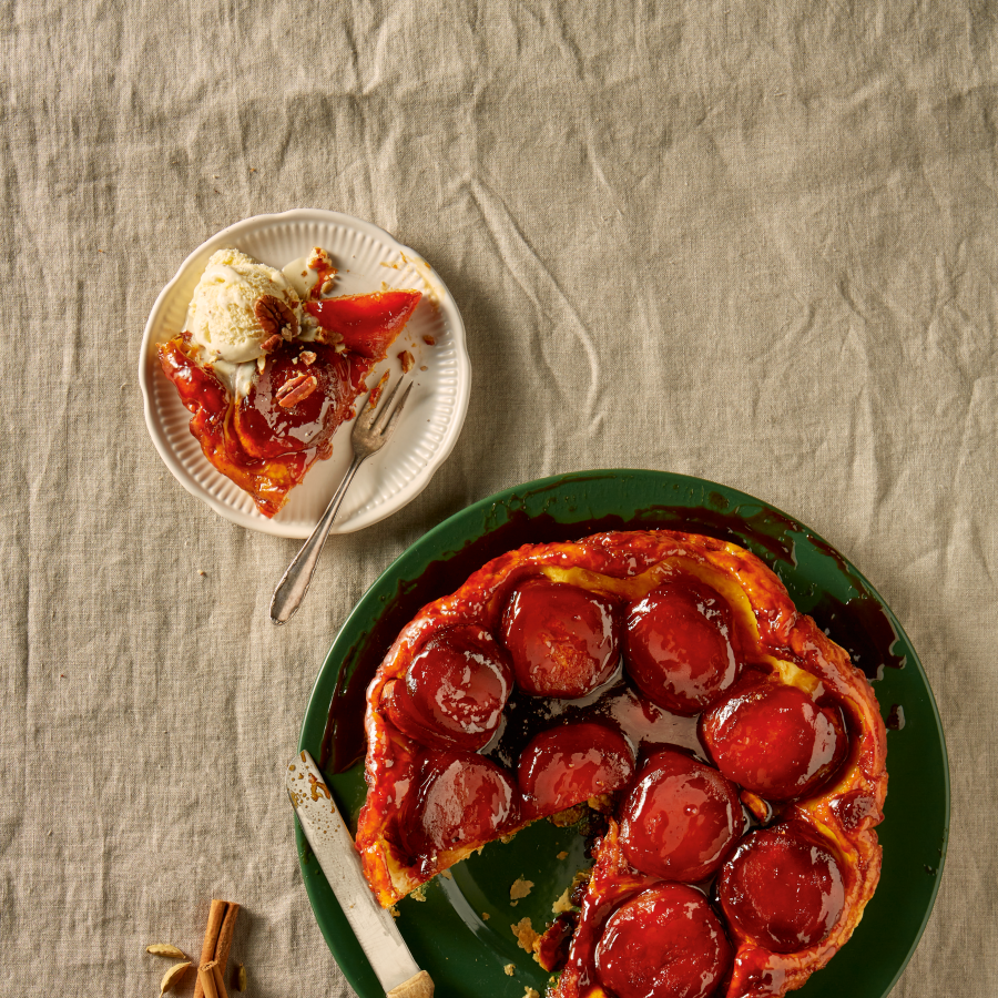Kruidige tarte tatin met appel, pecannoten en ijs