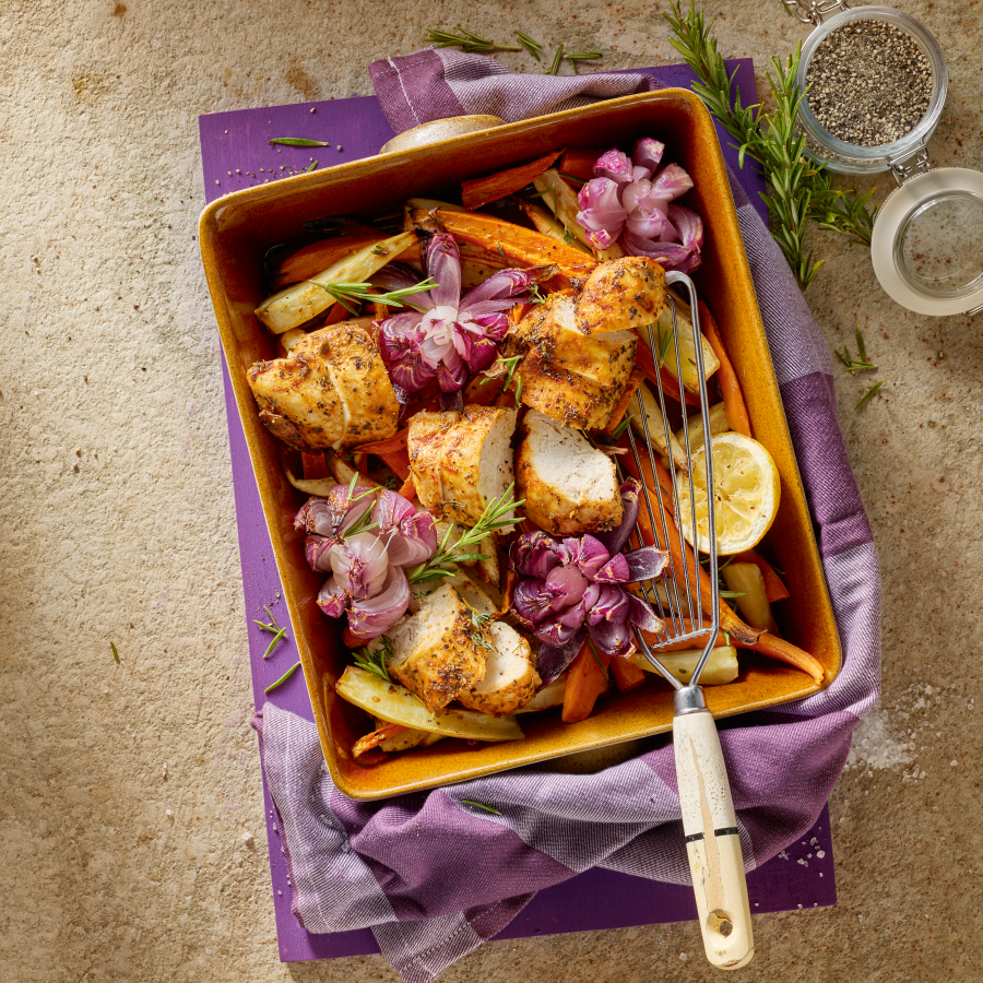 Traybake met ui, pastinaak, wortel en kipfilet