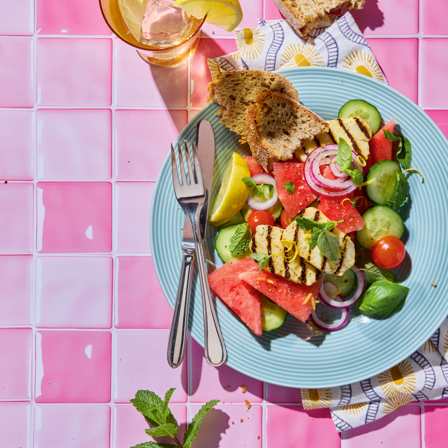 Salade met watermeloen, tomaat en gegrilde halloumi