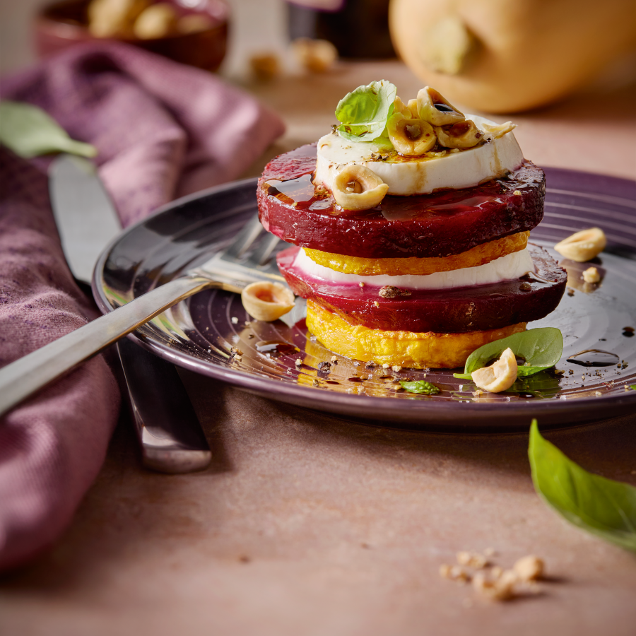 Stapel van pompoen, biet en mozzarella