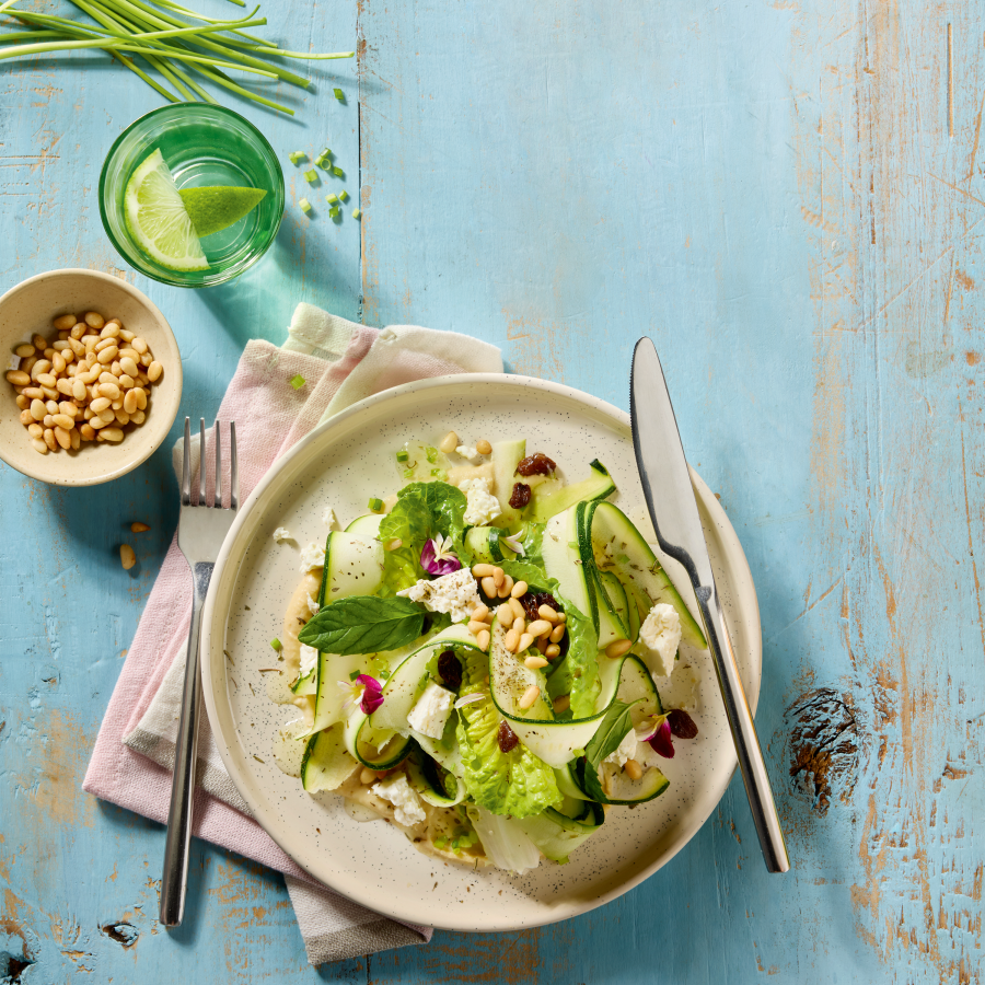 Courgettesalade met feta en rozijnen