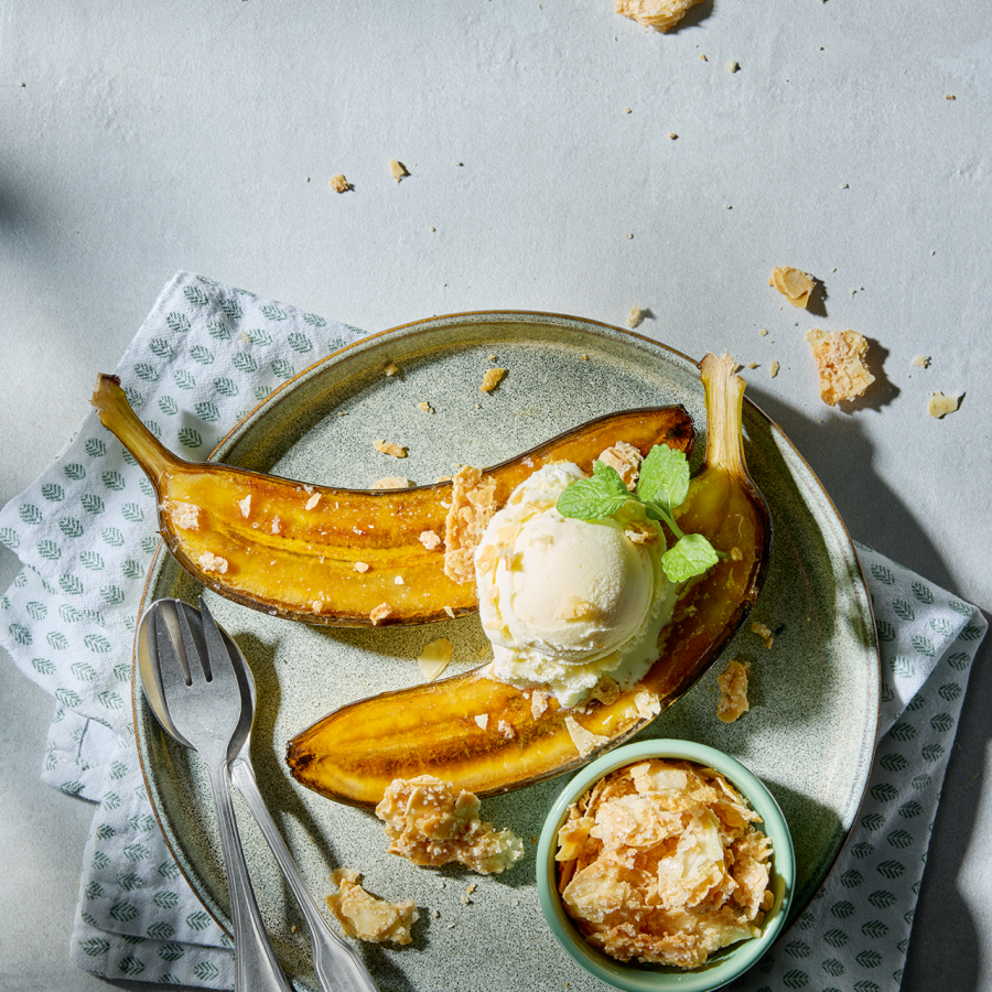 Gekaramelliseerde banaan met krokante amandelen  