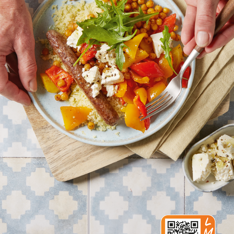 Lauwwarme couscous met geroosterde paprika, kikkererwten, feta en runderchipolata