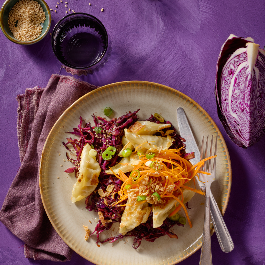 Roerbak van rodekool met gebakken dumplings