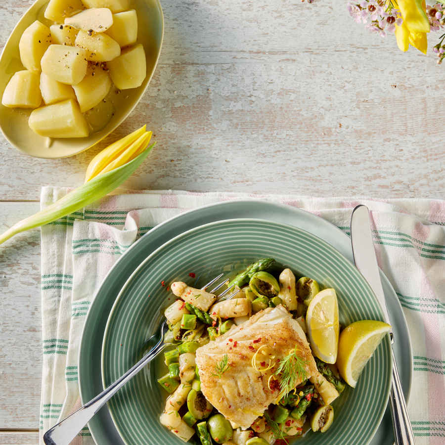 Witte en groene asperges met kabeljauw 
