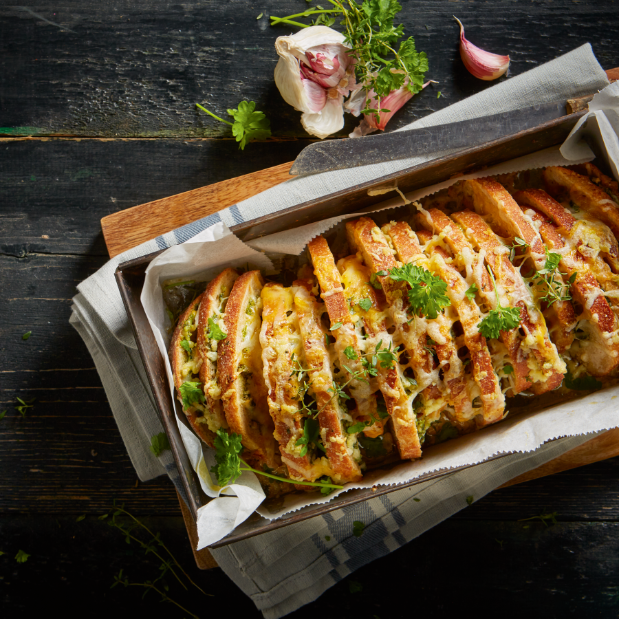 Knoflookbrood met drie soorten kaas en pesto