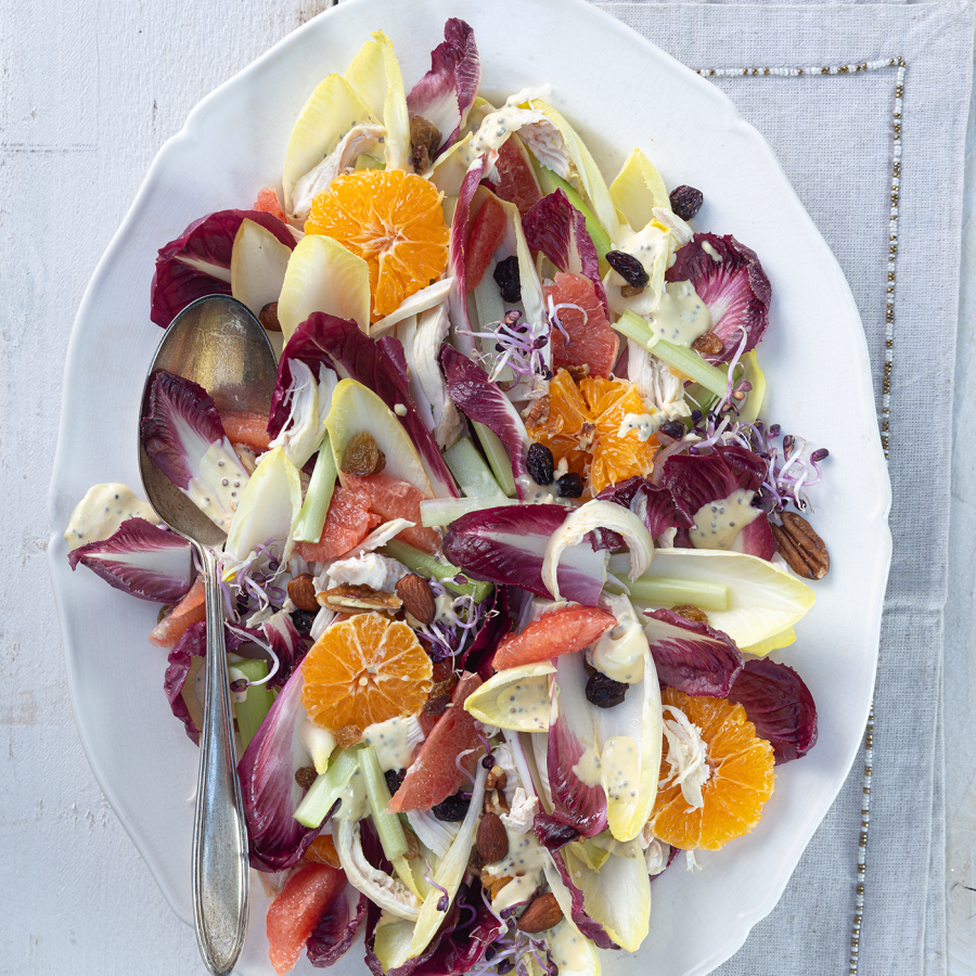 Wit- en roodlof salade met gepocheerde kip, citrusfruit en noten