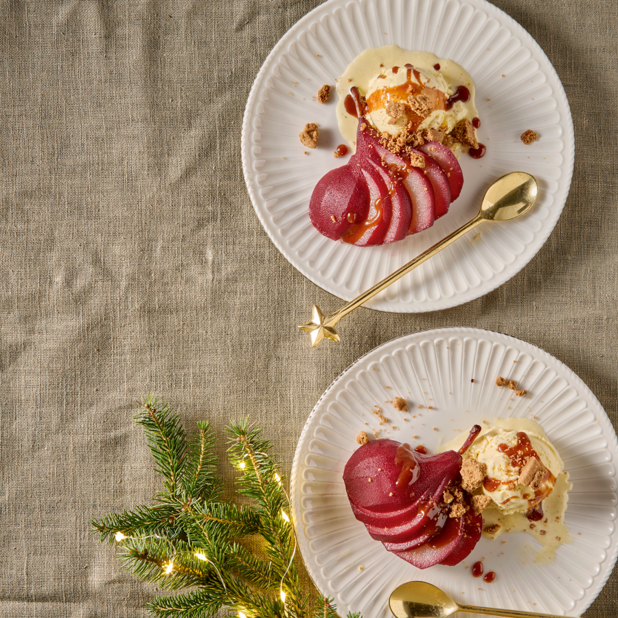 Stoofpeerwaaier met vanille-ijs, karamelsaus en speculaaskruim