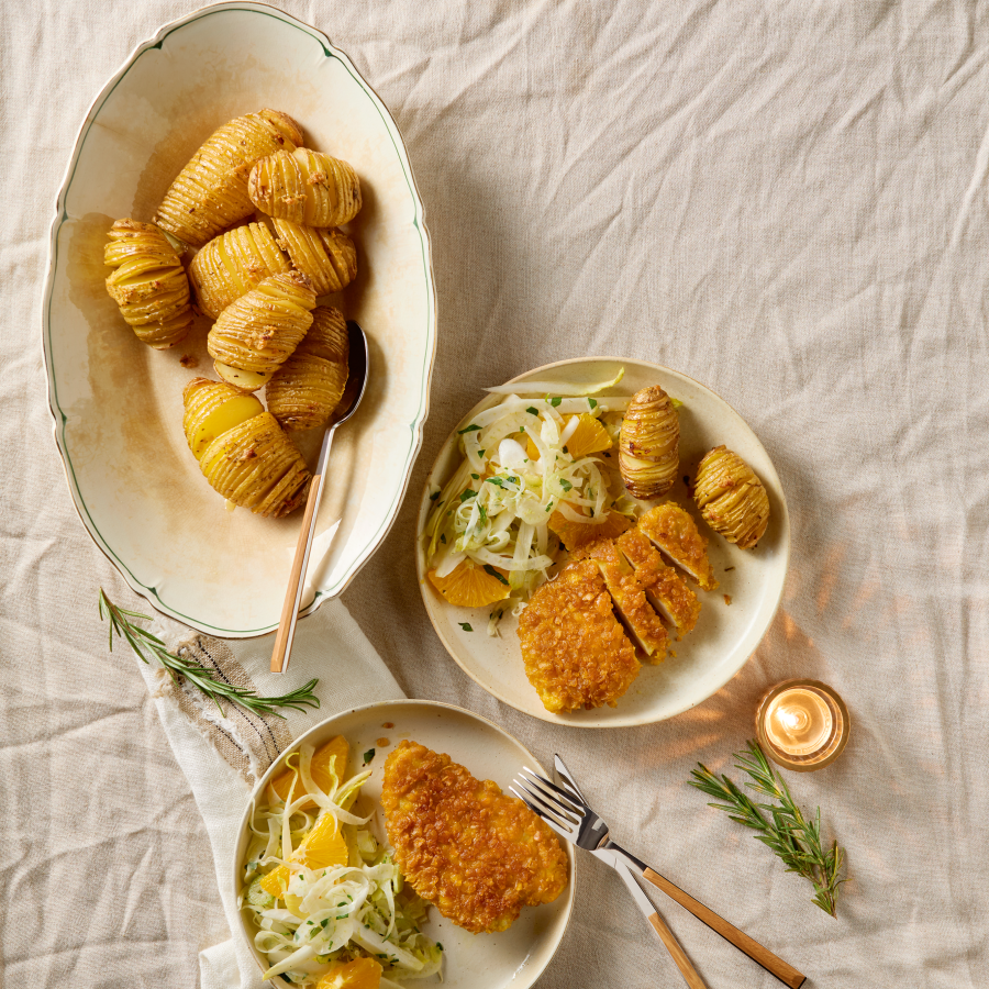 Hasselbackaardappels, krokante kipschnitzels en witlofsalade
