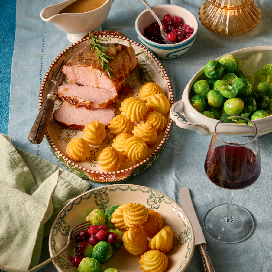 Varkensrollade met aardappelrozetjes, spruitjes en cranberrysaus 