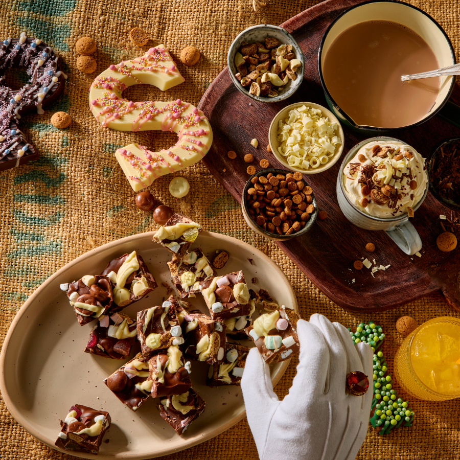 Warme chocolademelk met verschillende toppings