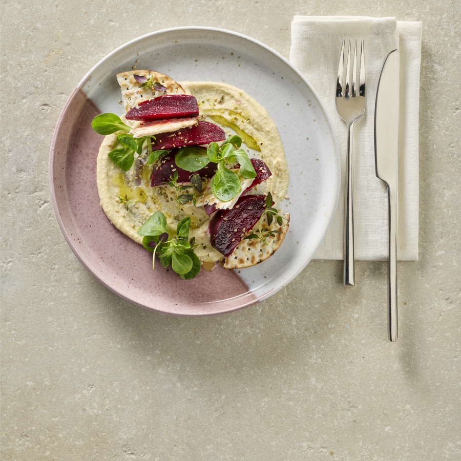 Hollandia matzes met hummus, veldsla en biet