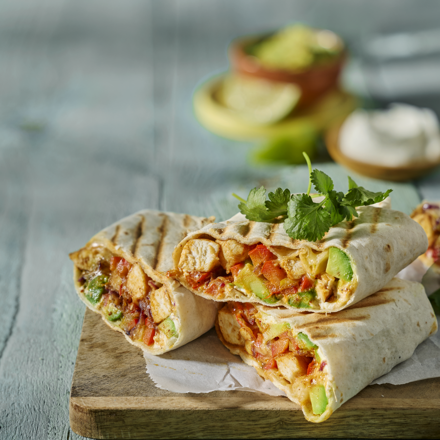 Gegrilde burrito wraps met kip en avocado