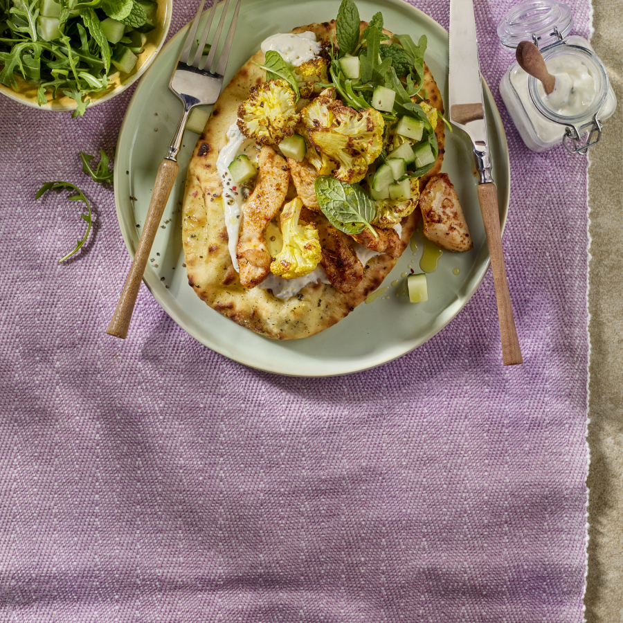 NAANBROOD MET BLOEMKOOL, KIP EN YOGHURTSAUS