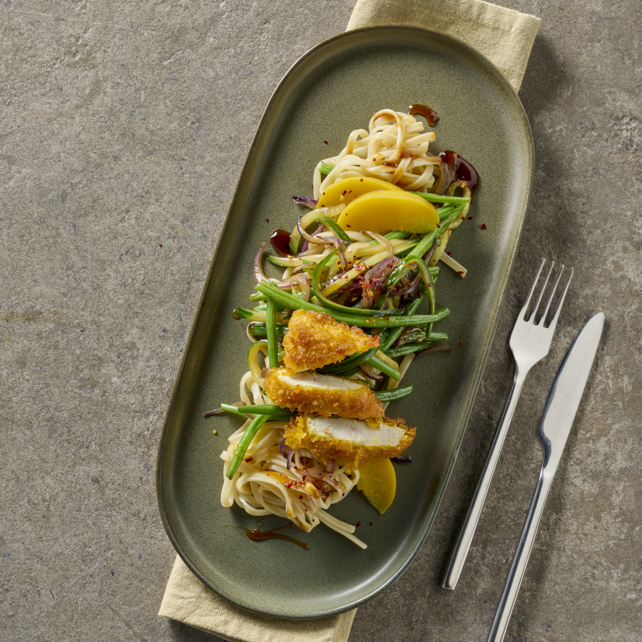 Teriyaki noedels met kip, komkommer, sperziebonen en perzik