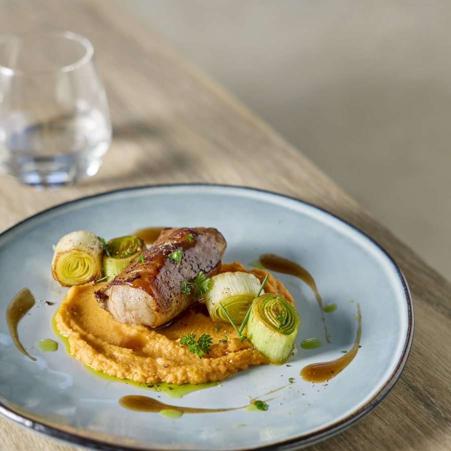 Zoete aardappelpuree met prei, groene kruiden en slavink