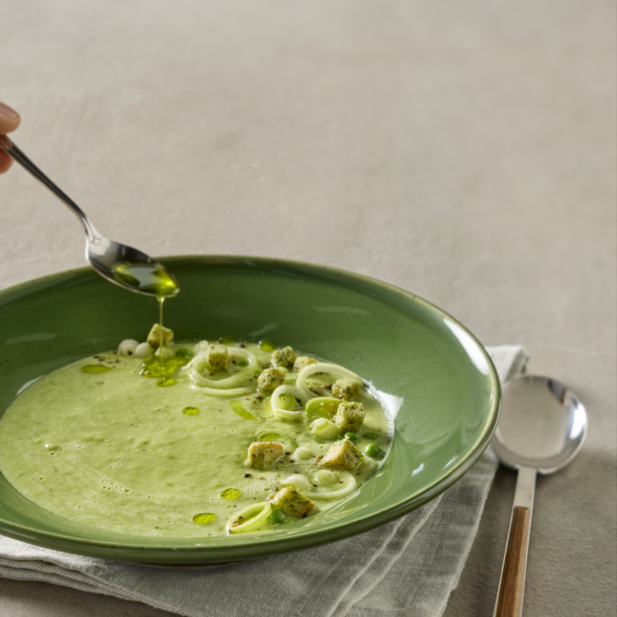 Preisoep met doperwten, room en kruidenolie