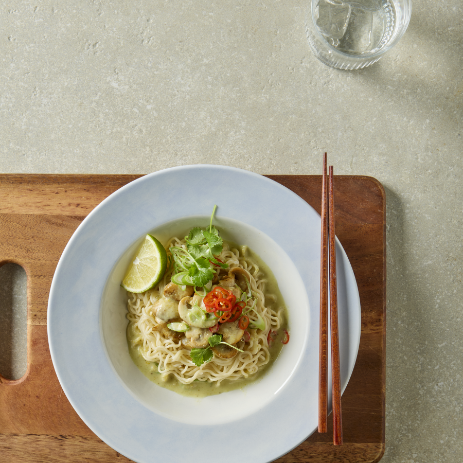Groene curry met rijstnoedels en champignons