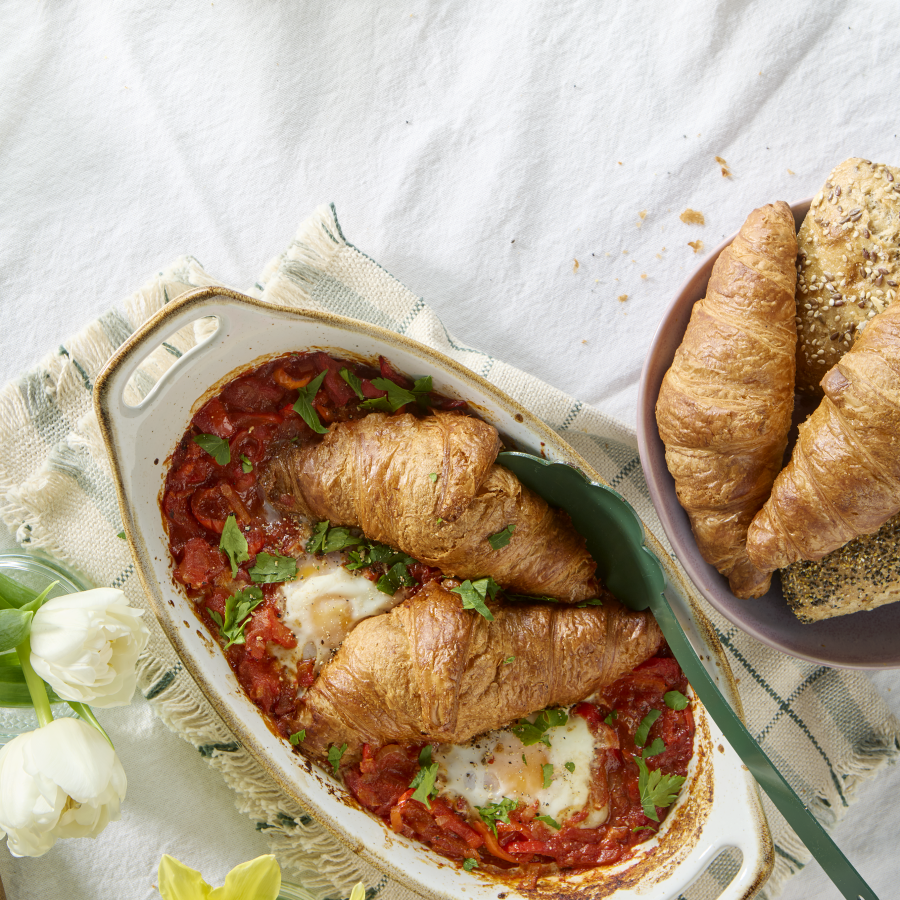 Brunch croissant shakshuka