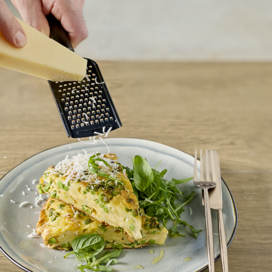 Pasta en doperwten frittata met rucola en muntsalade