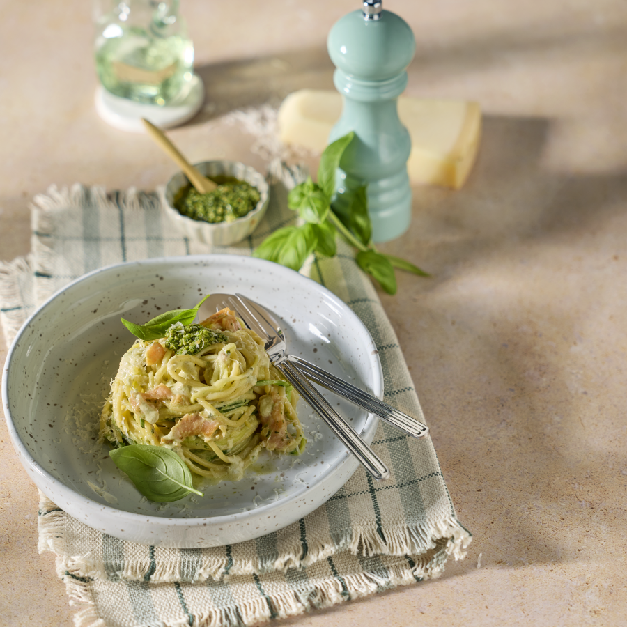 Pasta met courgette, pesto en zalmsnippers