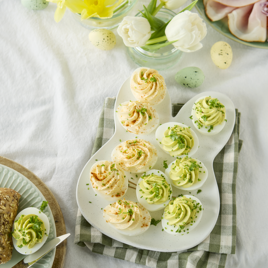 Gevulde eieren met bieslook en gerookt paprikapoeder
