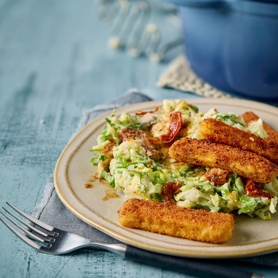 Andijvie stamp met zongedroogde tomaat en vissticks