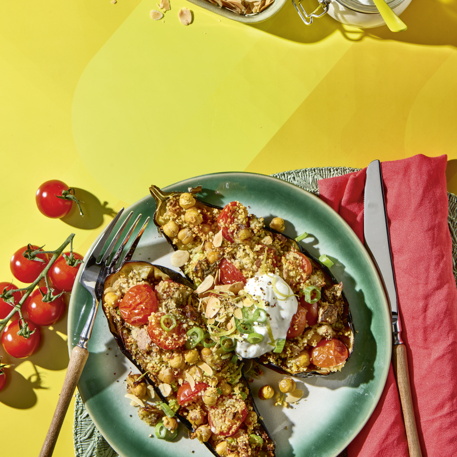 Gevulde aubergine met tonijn-couscoussalade en citroenyoghurt
