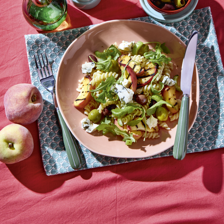 Pastasalade met gegrilde perzik, olijven en blauwaderkaas