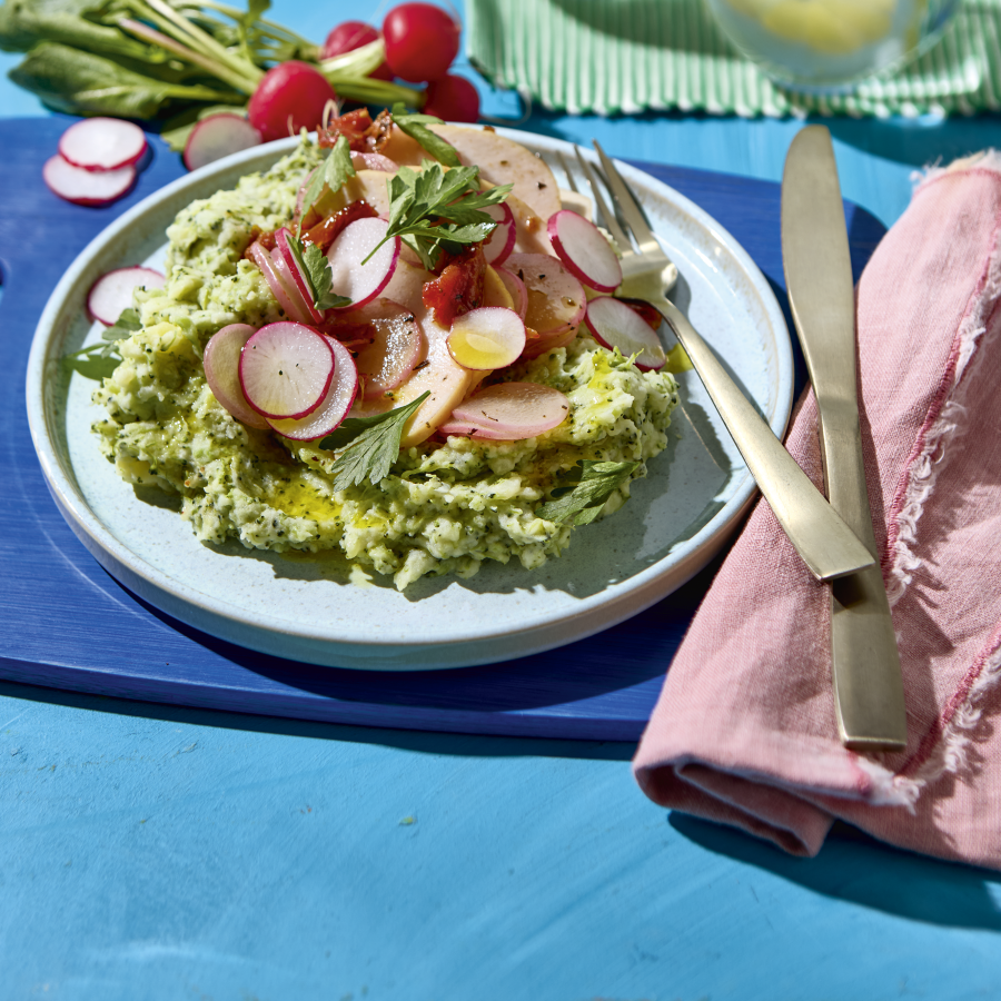 Zomerse broccoli-stamp met roergebakken radijs en gerookte kipfilet 