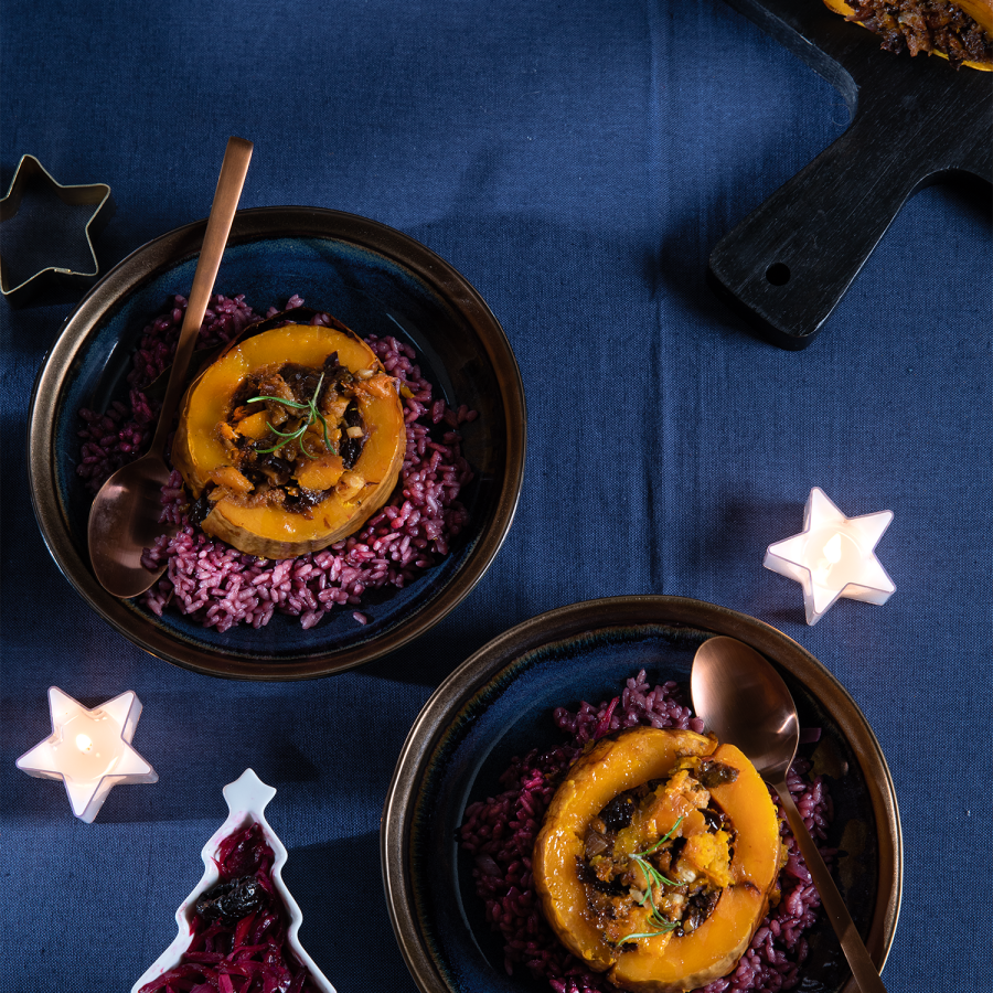 Gevulde vega rollade van pompoen en rode wijn risotto